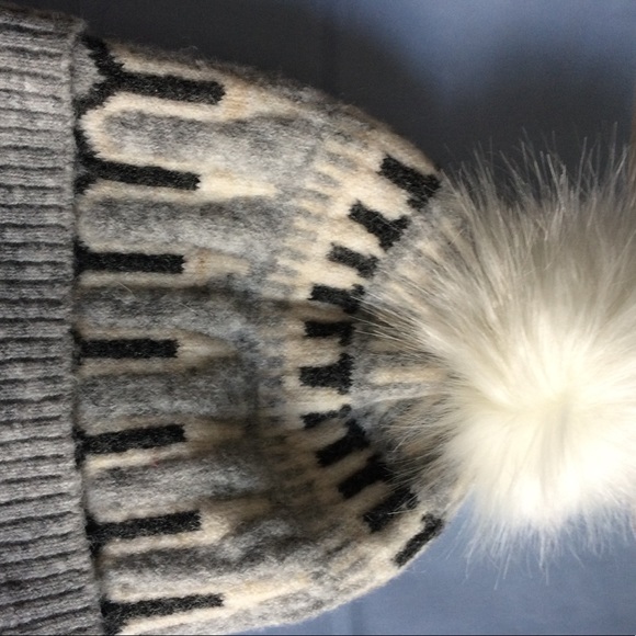 VERO MODA Pom-Pom Detail Beanie Light Grey NWT - Picture 7 of 7